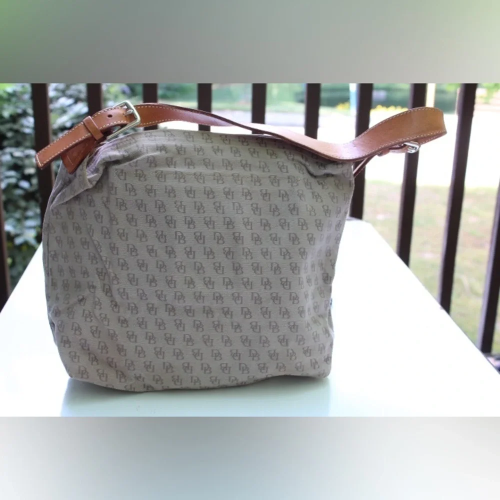 Dooney & Bourke logo hobo bag